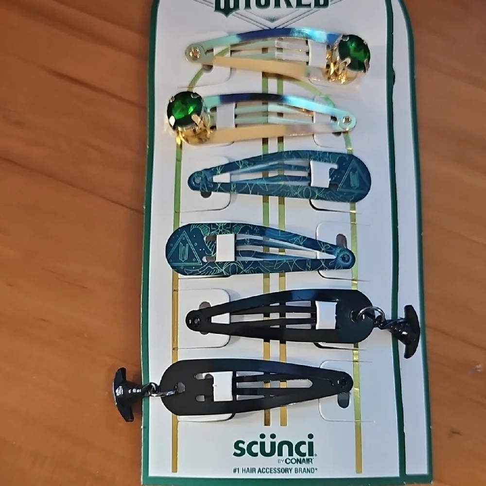 Scunci Hair Clip Set with Gold and Black Tones